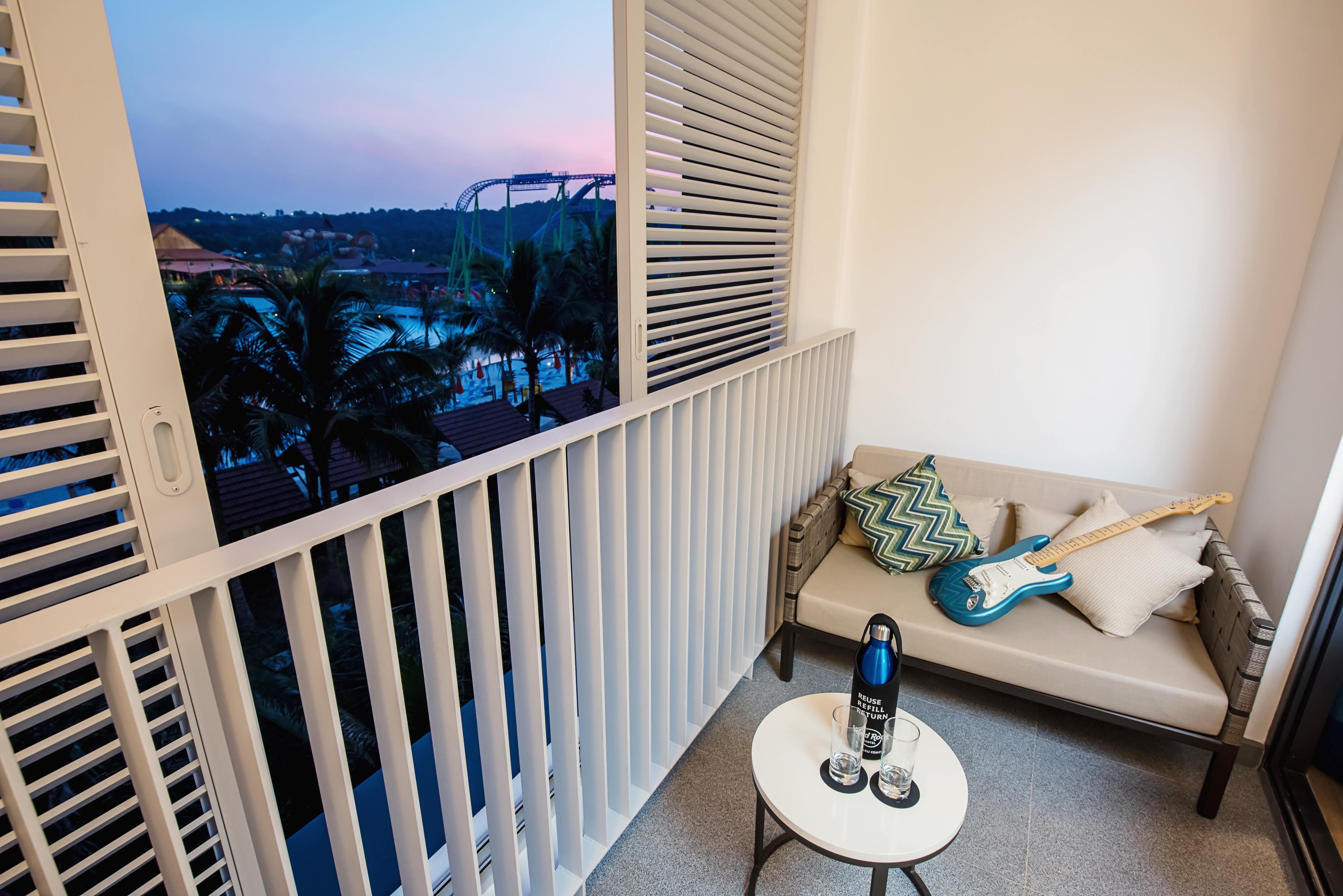 Hard Rock Hotel Desaru Coast Екстер'єр фото A balcony at the hotel