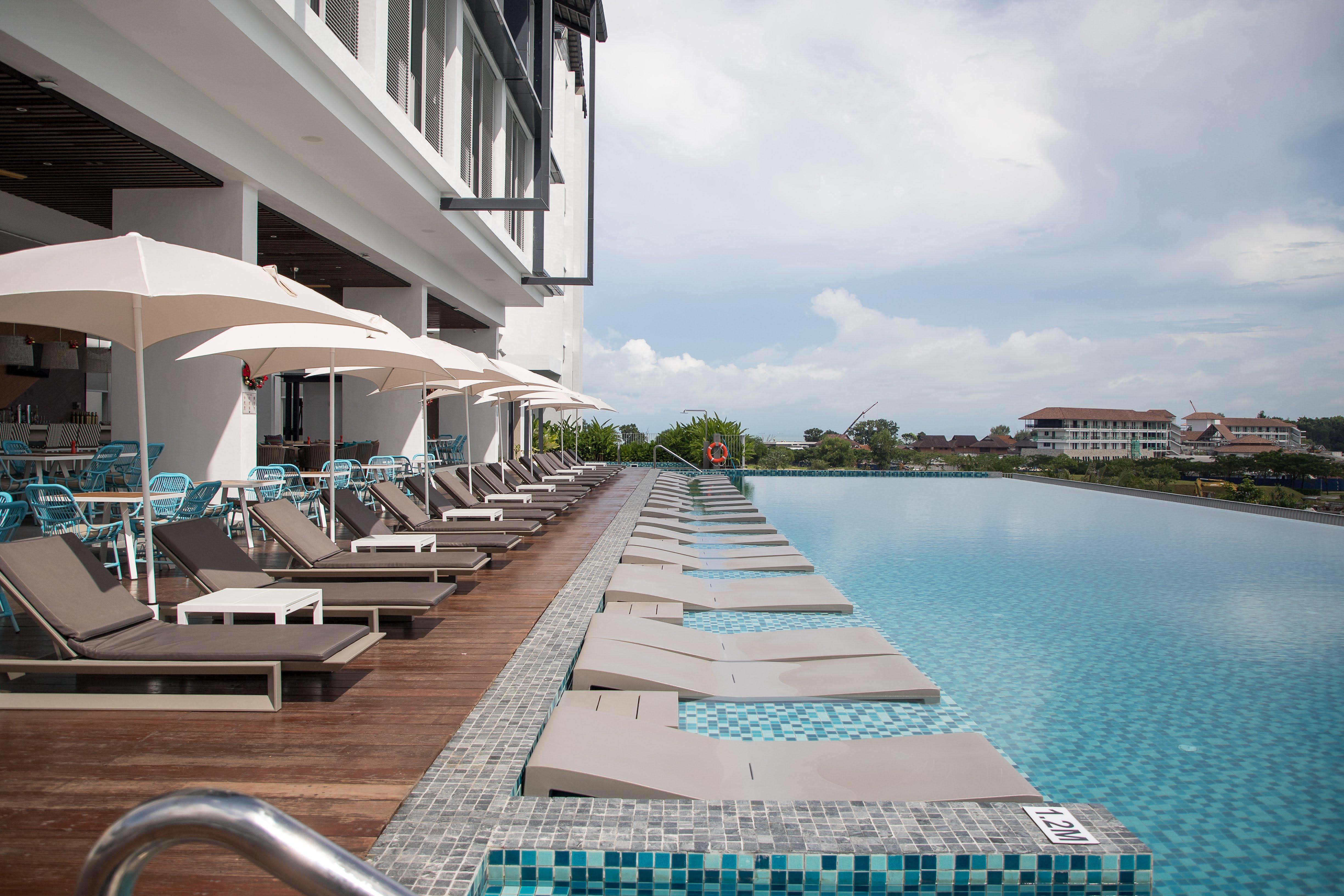 Hard Rock Hotel Desaru Coast Екстер'єр фото Infinity pool at the hotel