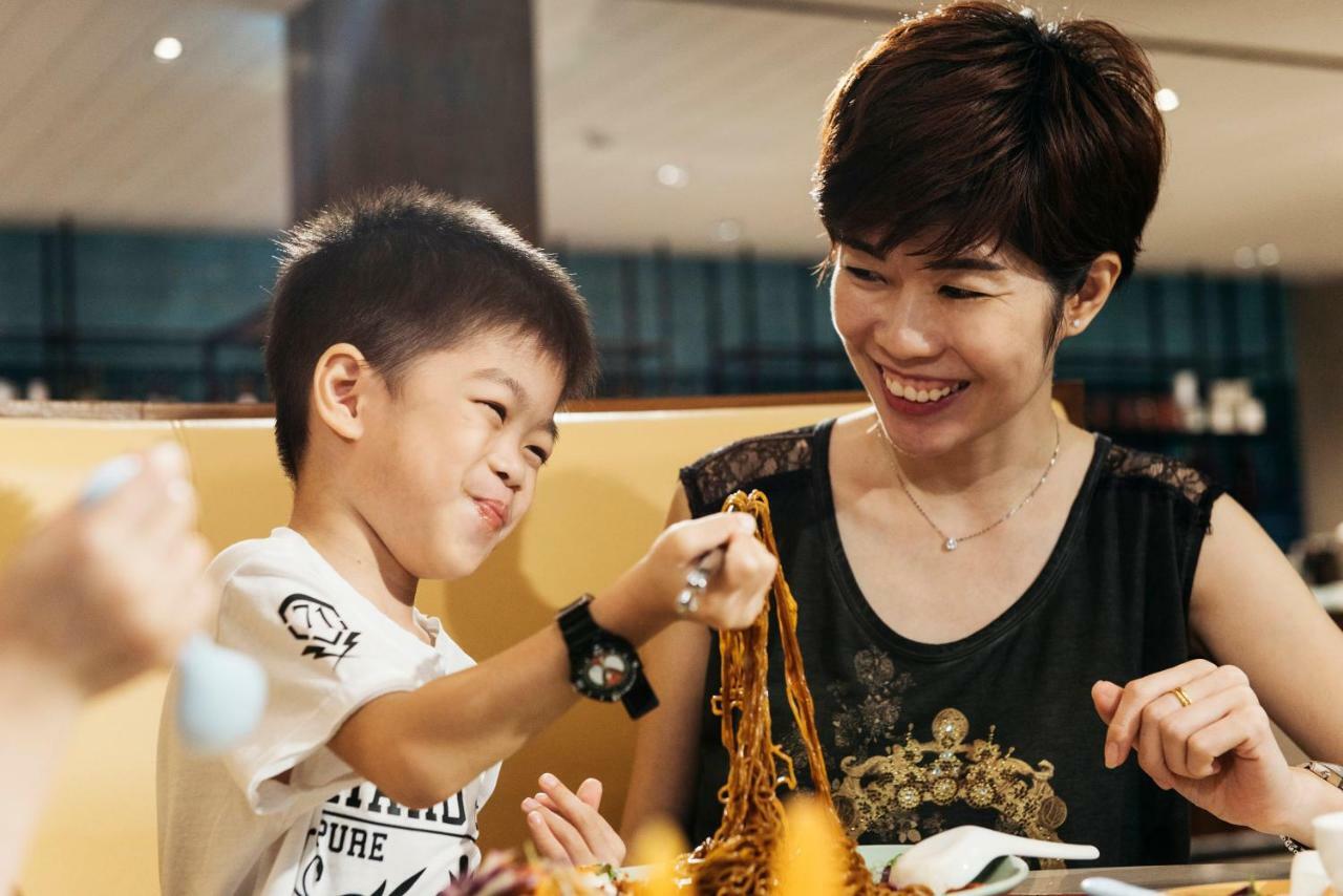 Hard Rock Hotel Desaru Coast Екстер'єр фото A mother and child eating mee siam